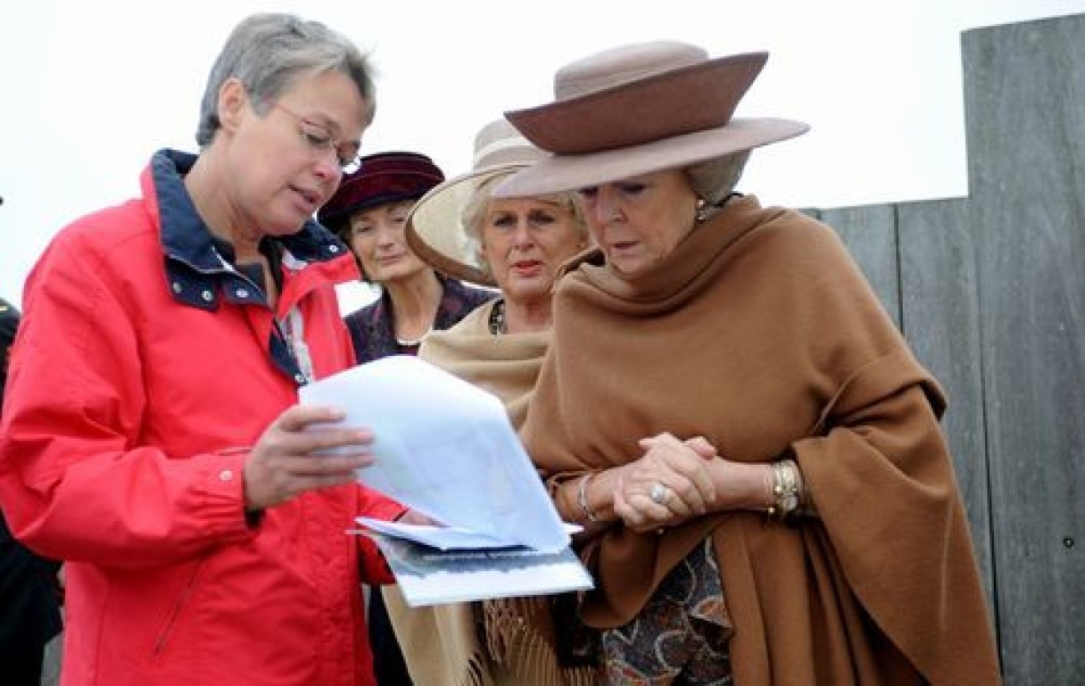Waterdunen voormalige koningin Beatrix 2013 De voormalige koningin Beatrix ontvangt uitleg over Waterdunen van de toenmalige projectleider.