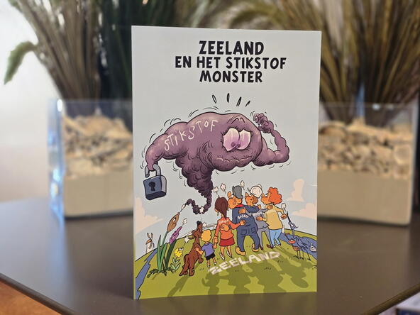 Een foto van het stripverhaal Zeeland en het stikstofmonster waarin het stikstofplan samen is gevat. 