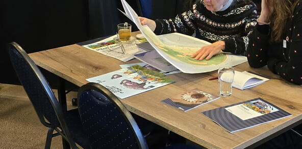 Een inwoner van Schouwen-Duiveland laat zich informeren over het stikstofplan door een medewerker van de Provincie Zeeland