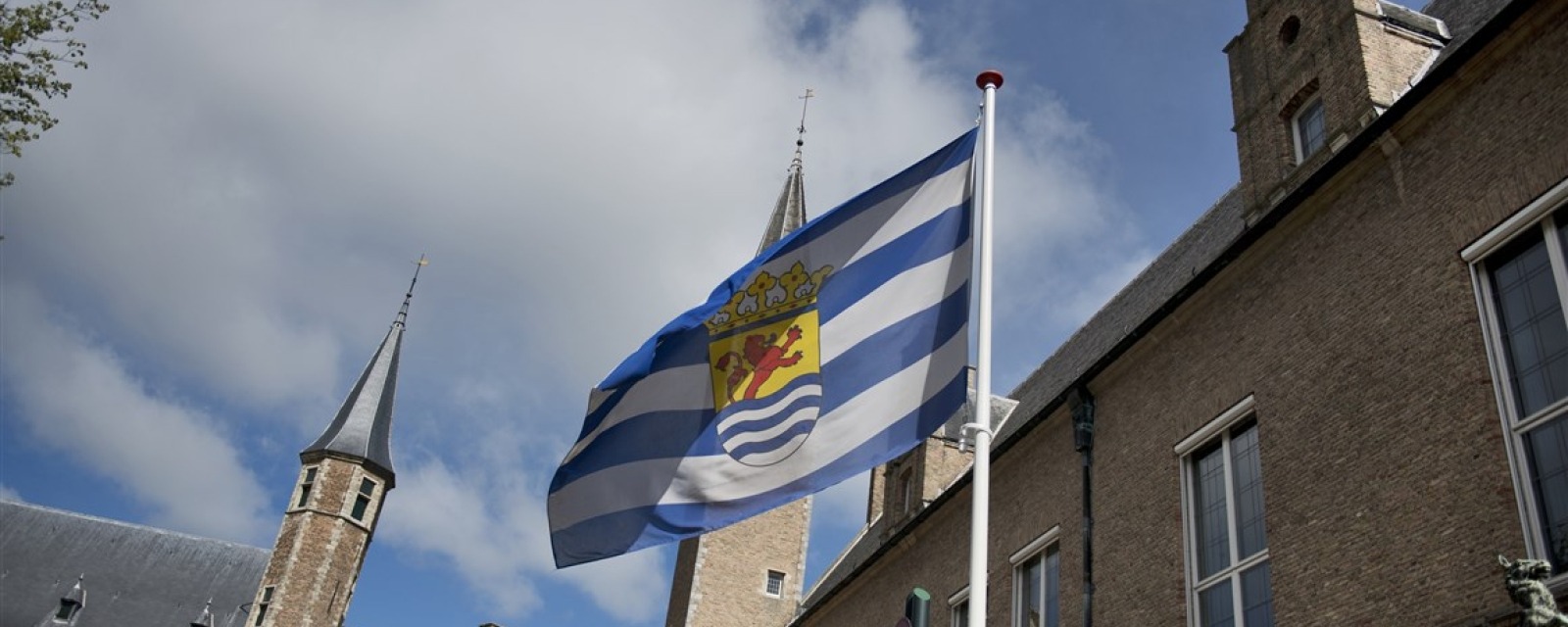 Zeeuwse vlag wapperend op het Abdijplein