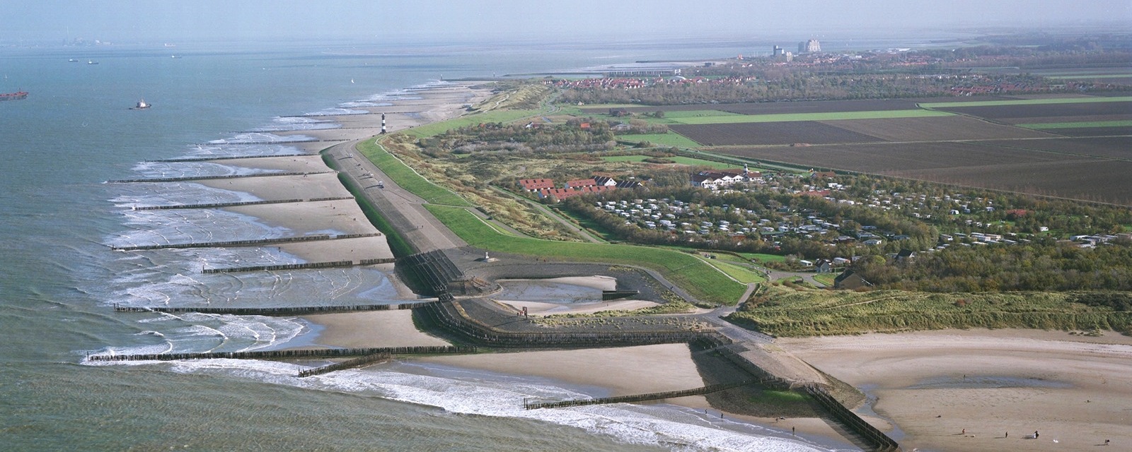 Zeedijk Waterdunen luchtfoto situatie 2008 vanuit het oosten.