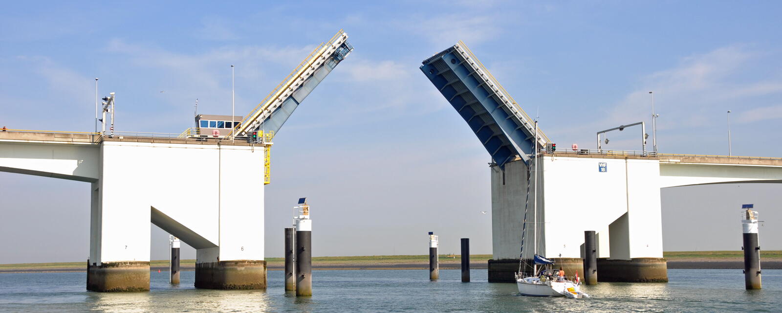 Zeilboot vaart door de openstaande Zeelandbrug