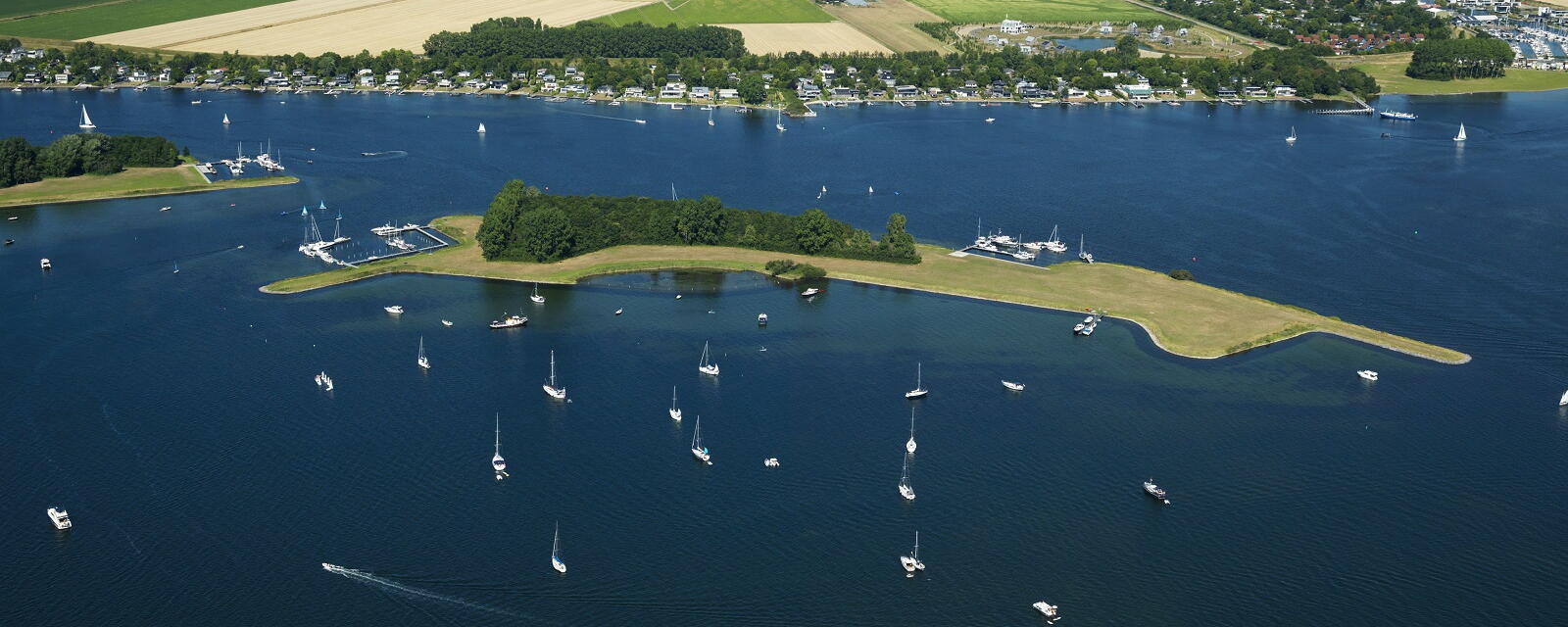 Luchtfoto Veerse Meer met het meer en het omliggend landschap in beeld.