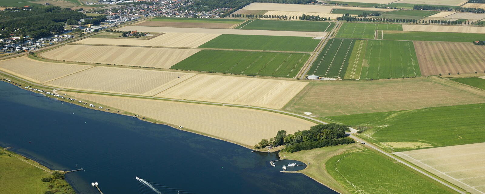 Luchtfoto van het omliggend agrarisch landschap bij het Veerse Meer.