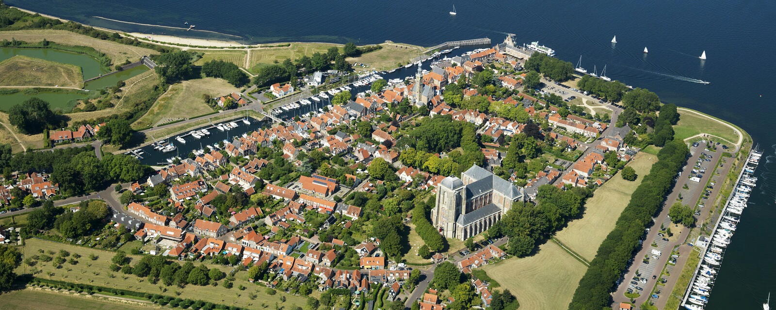 Luchtfoto van de stad Veere bij het Veerse Meer.