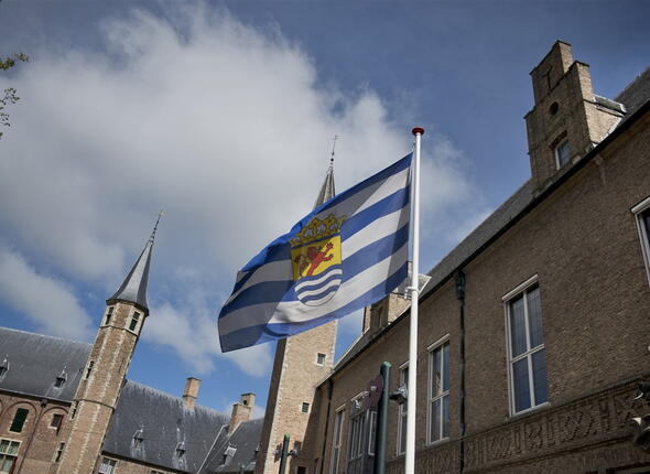 Zeeuwse vlag wapperend op het Abdijplein