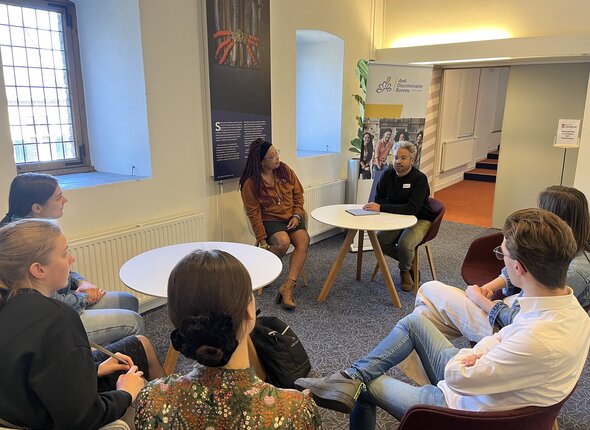 Jongeren in gesprek met medewerkers van het Anti Discriminatie Bureau Zeeland