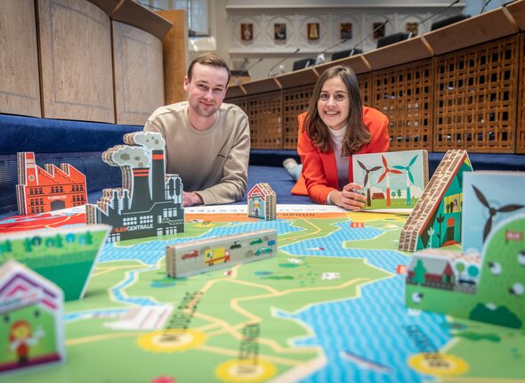 Olivier Hanemaaijer en Kim Snouwaert op de vloer van de Statenzaal met Speelblokken van het Provinciespel