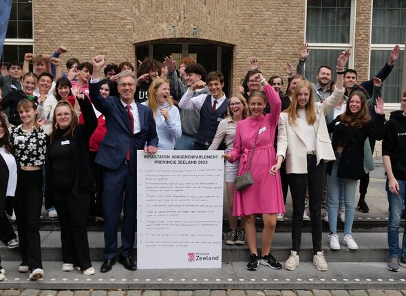 Gedeputeerde Van der Maas met deelnemers van het Zeeuws Jongerenparlement 2023