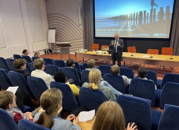 Gedeputeerde Van der Velde tijdens denktanksessie Jouw Zeeland over kernenergie