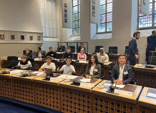 Jongeren in de Statenzaal tijdens het Provinciaal Jeugddebat 2023