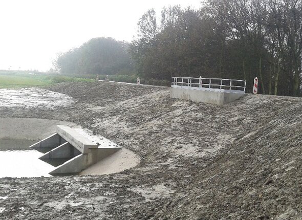 Waterdunen kokerduiker Puijendijk met de weg