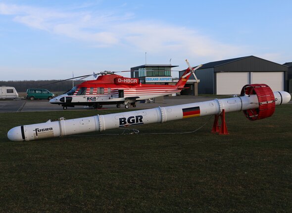 Helicopter en sonde voor het meten van de zoet-zoutverdeling van de ondergrond