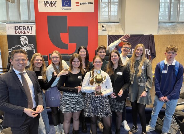 Gedeputeerde De Bat met leerlingen van het Calvijn College tijdens Op weg naar Het Lagerhuis 2024