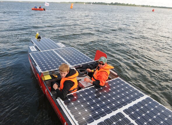 Solarboot van de HZ University of Applied Sciences op het Veerse Meer