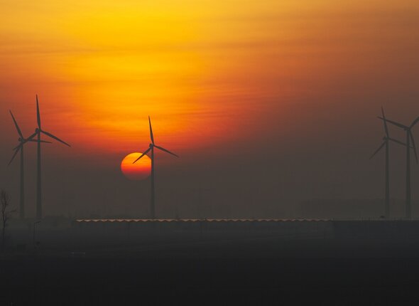 Windmolens bij zonsondergang