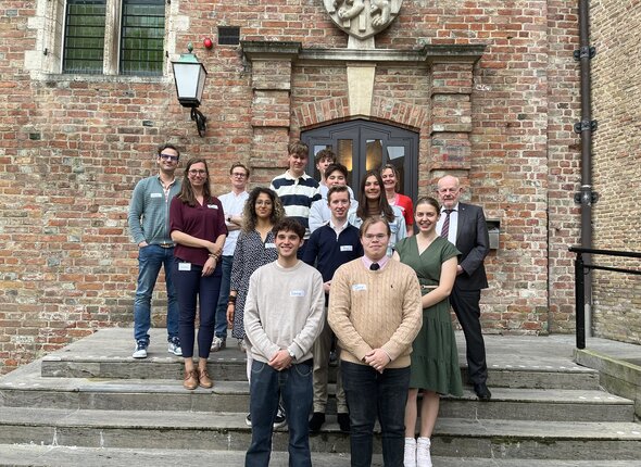Gedeputeerde Van der Velde met jongeren van Jouw Zeeland tijdens denktanksessie ruimte