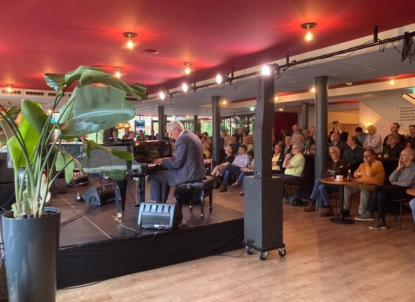 Afbeelding van een pianospelende Han Polman