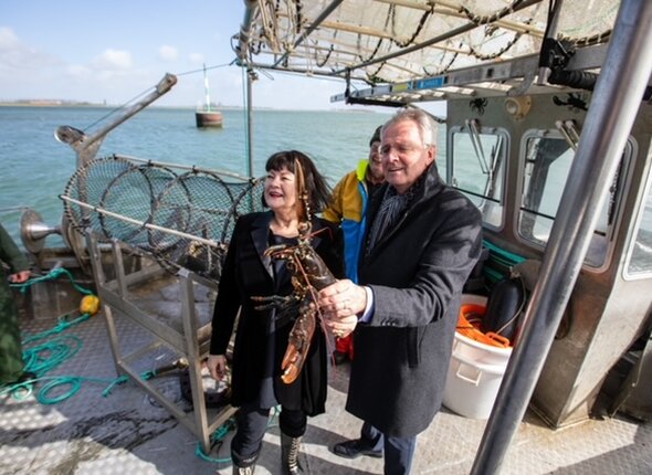 foto van Han Polman en Nelleke Launspach met de eerste kreeft
