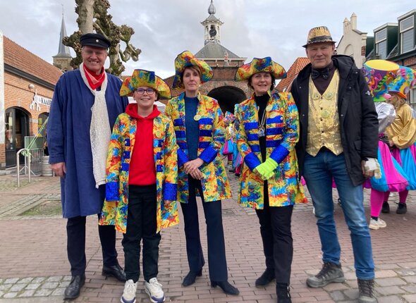 Afbeelding van het carnaval in Aardenburg met Polman, burgemeester Vermue en de kinderburgemeester