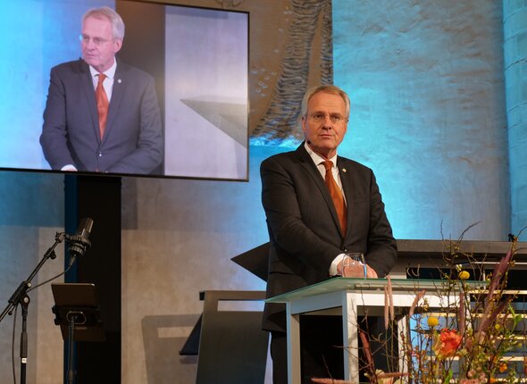 Afbeelding van commissaris Polman die spreekt tijdens de nieuwjaarsbijeenkomst 2024