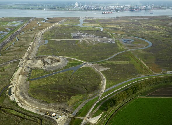 Luchtfoto van de Hedwige-Prosperpolder met op de achtergrond de Westerschelde