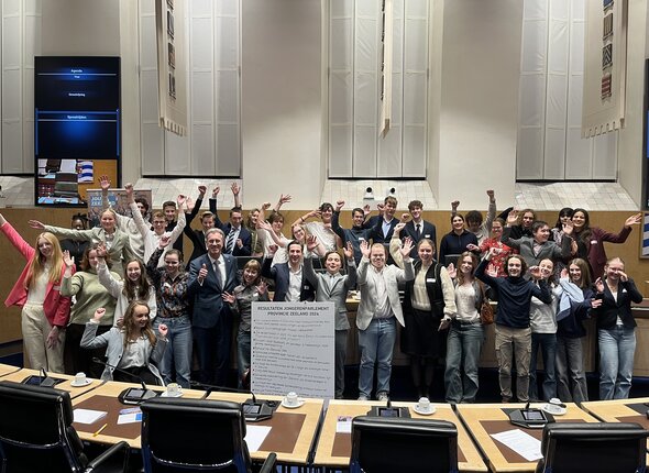 Gedeputeerde Harry van der Maas en deelnemers van het Zeeuws Jongerenparlement 2024