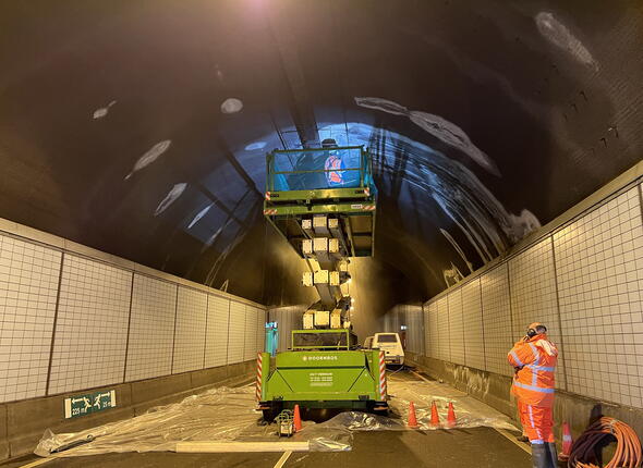 Onderzoek betonschade. Beeld: N.V. Westerscheldetunnel