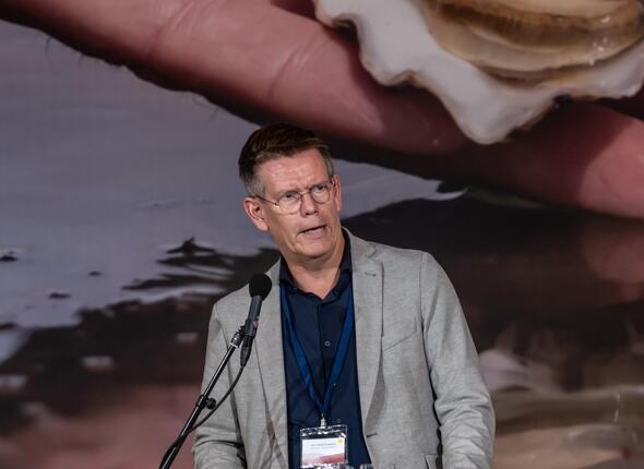Economic Board Zeeland voorzitter Marinus Schroevers sluit de Oesterontmoeting 2024 af.