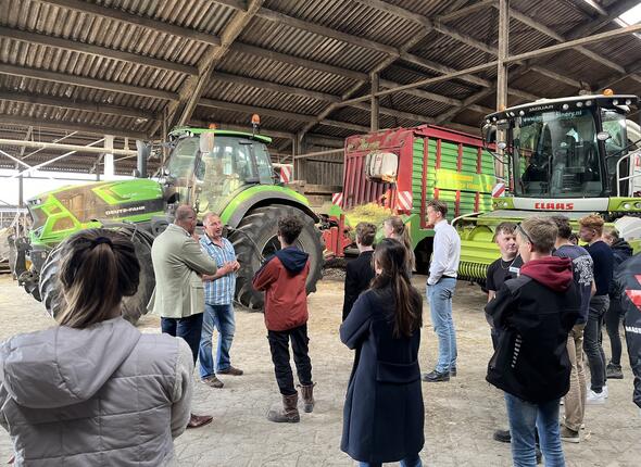 Gedeputeerde Vael en jongeren van Jouw Zeeland bij de denktanksessie landbouw bij boerderij Pitteperk in Koudekerke