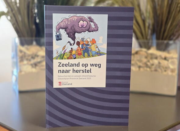 Een gedrukte versie van het Zeeuwse stikstofplan staat gepresenteerd op een tafel