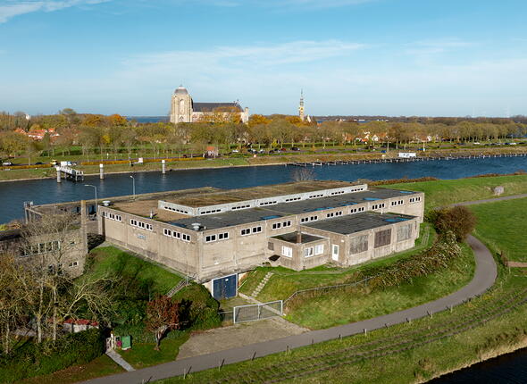 Luchtfoto van het Mijnenmagazijn met in achtergrond de Grote Kerk van Veere