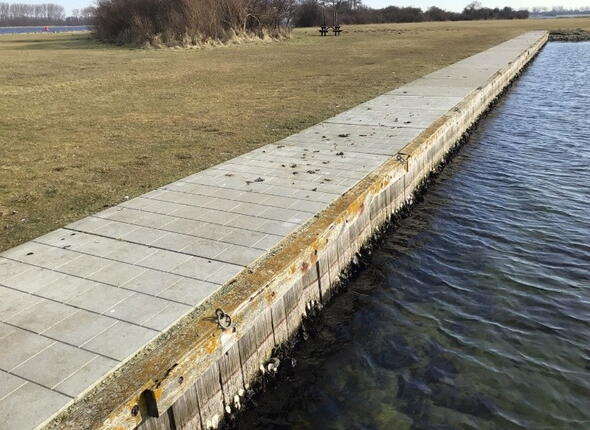 Damwandkade Schelphoek Veerse Meer vanaf het water.