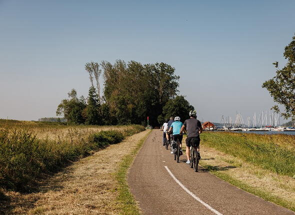 Fietsers op fietspad bij het Veerse Meer. Foto van Gemeente Middelburg.