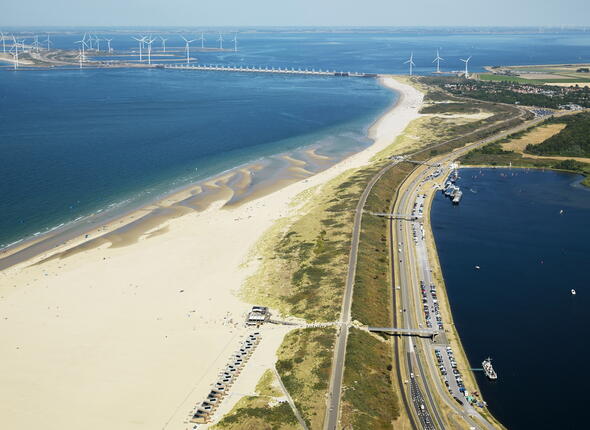 Luchtfoto van de Veerse Gatdam met zicht op de Oosterscheldekering.