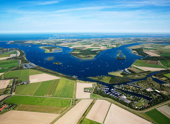 Luchtfoto Veerse Meer met de V vorm van het meer in beeld.