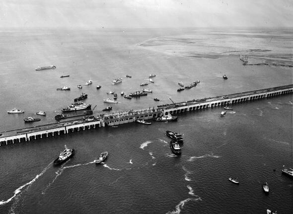 Luchtfoto sluiting Veerse dam 1961.