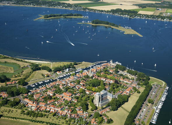 Luchtfoto van de stad Veere bij het Veerse Meer.