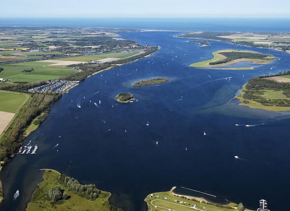 Luchtfoto vanaf Oranjeplaat richting Veerse Gatdam