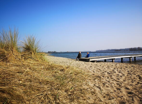 Dagrecreatie langs de oevers van het Veerse Meer. Twee kinderen op een steiger.