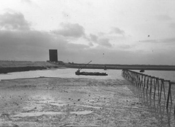 Zwart wit foto van de bouw van de Zandkreekdam.