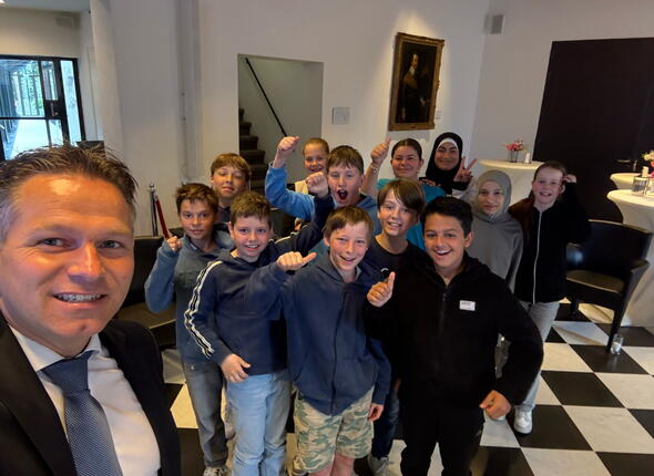 Gedeputeerde De Bat met leerlingen van een basisschool uit Grijpskerke