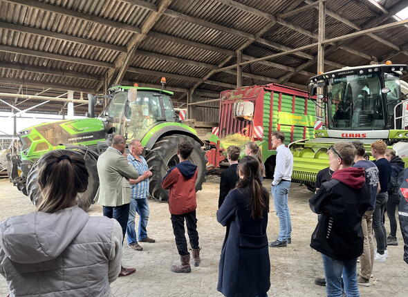 Gedeputeerde Vael met jongeren tijdens de denktanksessie over het voedsel van de toekomst