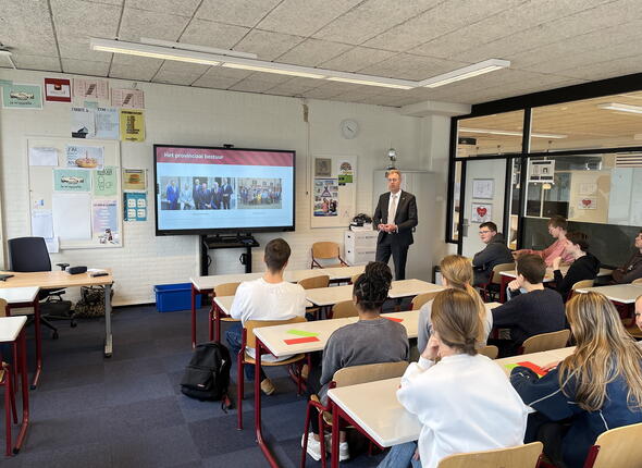Gedeputeerde Van der Maas geeft een gastles bij het Lodewijk College in Terneuzen