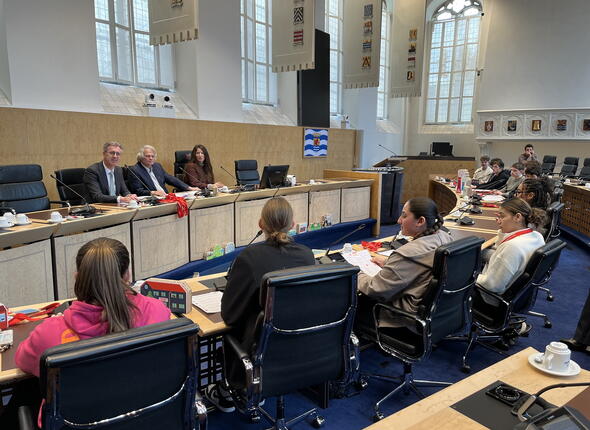 Gedeputeerde Van der Maas in gesprek met jongeren bij het Provinciespel