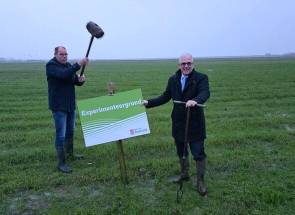 Gedeputeerden Arno Vael en Wilfried Nielen slaan de paal op de experimenteergrond