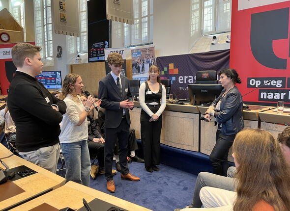 Jongeren in debat met Statenlid Mascha Boone tijdens Op weg naar Het Lagerhuis 2025