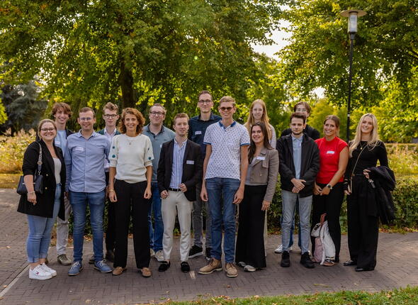 Jongeren op de foto met minster Hermans tijdens haar bezoek aan Zeeland