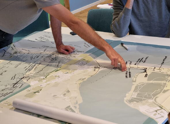 Projectstart Veerse Gatdam bij het Veerse Meer. In gesprek aan de hand van kaarten van het Veerse Meer gebied.