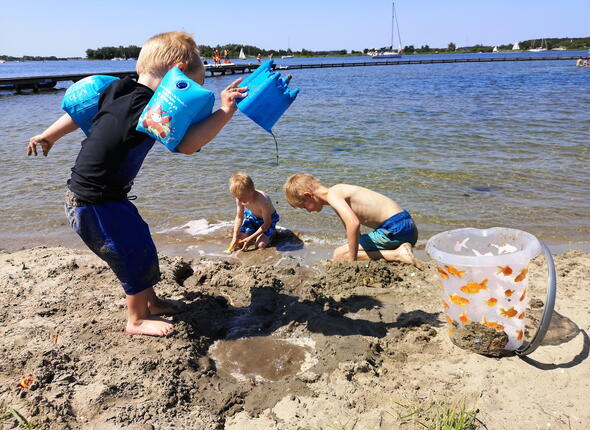Spelende kinderen bij De Piet Veerse Meer.